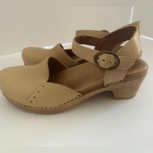 Dansko Clogs Size 37 Tan